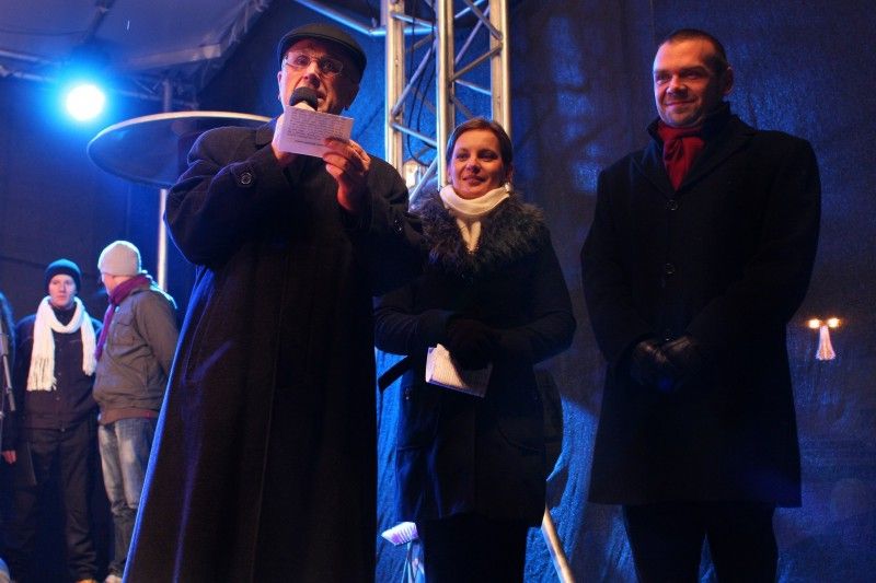 Patnáctimetrový smrk rozsvítily (2.12.2012) spolu s primátorem Martinem Baxou a biskupem plzeňským Františkem Radkovským děti z plzeňské speciální školy ve Skupově ulici. V Plzni začal adventní čas, který lidem připomíná blížící se Vánoce. Má být plný pohody, radosti, otevření se, empatie a vzájemné lásky. Pro věřící je časem velkého očekávání a nadějí, časem příprav na svátky připomínající Ježíšovo narození. (foto: Michal Böhm)