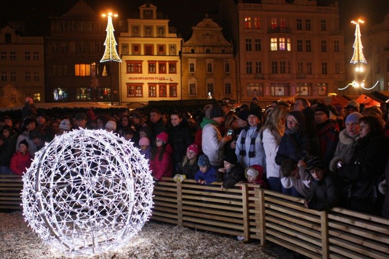 Patnáctimetrový smrk rozsvítily (2.12.2012) spolu s primátorem Martinem Baxou a biskupem plzeňským Františkem Radkovským děti z plzeňské speciální školy ve Skupově ulici. V Plzni začal adventní čas, který lidem připomíná blížící se Vánoce. Má být plný pohody, radosti, otevření se, empatie a vzájemné lásky. Pro věřící je časem velkého očekávání a nadějí, časem příprav na svátky připomínající Ježíšovo narození. (foto: Michal Böhm)