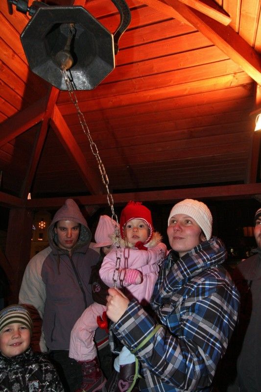 Patnáctimetrový smrk rozsvítily (2.12.2012) spolu s primátorem Martinem Baxou a biskupem plzeňským Františkem Radkovským děti z plzeňské speciální školy ve Skupově ulici. V Plzni začal adventní čas, který lidem připomíná blížící se Vánoce. Má být plný pohody, radosti, otevření se, empatie a vzájemné lásky. Pro věřící je časem velkého očekávání a nadějí, časem příprav na svátky připomínající Ježíšovo narození. (foto: Michal Böhm)