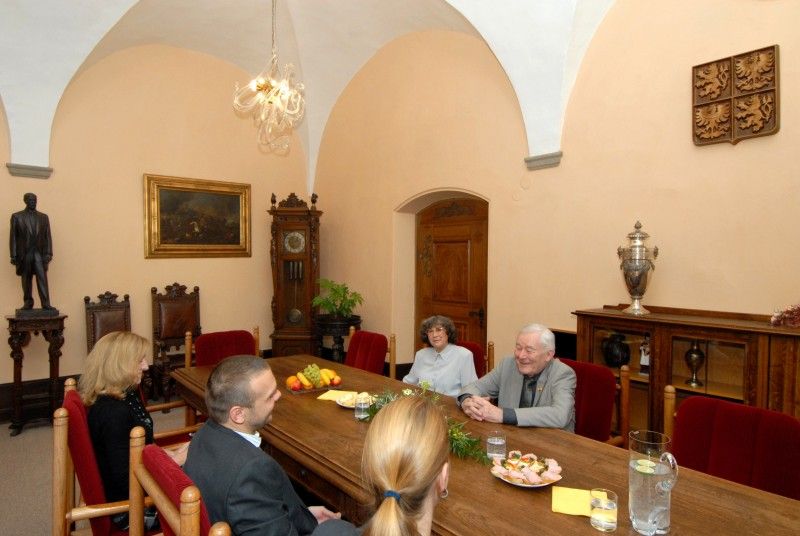 V souvislosti s udělením Medaile za zásluhy prof. Ing. Miroslavu Šťastnému, DrSc., kterou převzal od prezidenta republiky 28. října 2012, se uskutečnilo setkání (3.12.2012) tohoto mezinárodně uznávaného odborníka v oblasti parních turbín a turbostrojů s primátorem Martinem Baxou. Se zaujetím pro svoji práci se profesor Šťastný podělil se svými úspěchy, především s řešením problému vibrací vysokotlakých ventilů pro parní turbíny 1000 MW, sekundárního oběhu Jaderné elektrárny Temelín, za které získal cenu „Česká hlava 2008“ v kategorii invence.