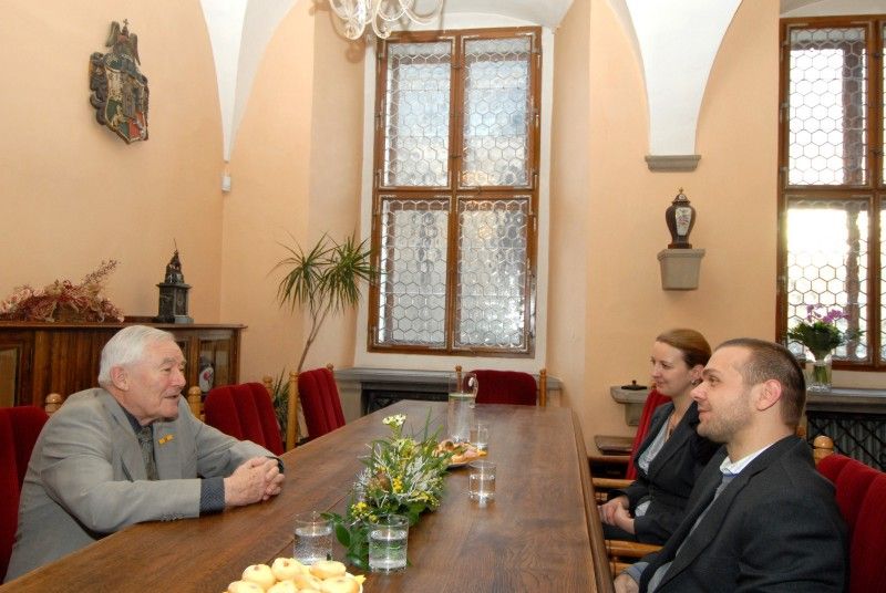 V souvislosti s udělením Medaile za zásluhy prof. Ing. Miroslavu Šťastnému, DrSc., kterou převzal od prezidenta republiky 28. října 2012, se uskutečnilo setkání (3.12.2012) tohoto mezinárodně uznávaného odborníka v oblasti parních turbín a turbostrojů s primátorem Martinem Baxou. Se zaujetím pro svoji práci se profesor Šťastný podělil se svými úspěchy, především s řešením problému vibrací vysokotlakých ventilů pro parní turbíny 1000 MW, sekundárního oběhu Jaderné elektrárny Temelín, za které získal cenu „Česká hlava 2008“ v kategorii invence.