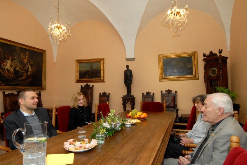 V souvislosti s udělením Medaile za zásluhy prof. Ing. Miroslavu Šťastnému, DrSc., kterou převzal od prezidenta republiky 28. října 2012, se uskutečnilo setkání (3.12.2012) tohoto mezinárodně uznávaného odborníka v oblasti parních turbín a turbostrojů s primátorem Martinem Baxou. Se zaujetím pro svoji práci se profesor Šťastný podělil se svými úspěchy, především s řešením problému vibrací vysokotlakých ventilů pro parní turbíny 1000 MW, sekundárního oběhu Jaderné elektrárny Temelín, za které získal cenu „Česká hlava 2008“ v kategorii invence.