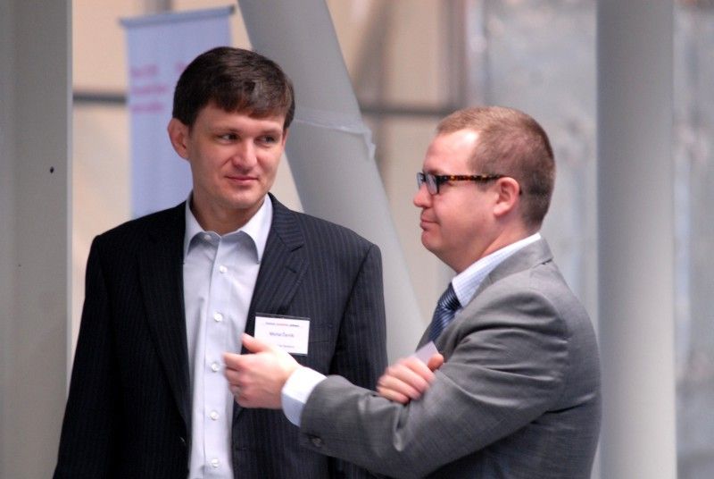 V dopoledním bloku (4.12.2012) na téma Kreativní průmysly a situace v České republice vystoupil ředitel sekce fondů Evropské unie, výzkumu a vývoje Ministerstva průmyslu a obchodu Petr Očko, Radek Špicar, viceprezident Svazu průmyslu a dopravy České republiky nebo ředitel pro vnější vztahy Škoda Auto Michal Kadera. Odpolední blok patřil praktickým příkladům s příspěvky Stanislava Hosnedla, profesora Fakulty strojní ZČU, Heleny Koenigsmarkové, ředitelky Uměleckoprůmyslového musea v Praze a Terezy Czesany Dvořákové, ředitelky neaudiovizuálních sbírek Národního filmového archívu.