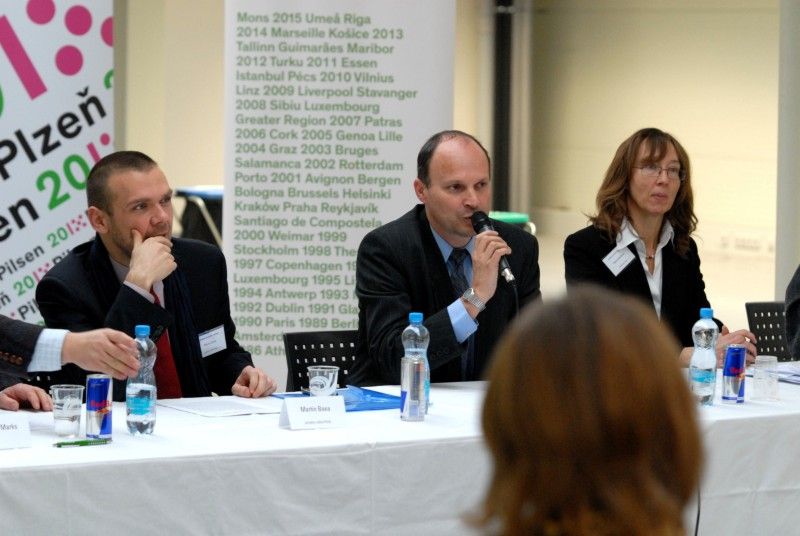 V dopoledním bloku (4.12.2012) na téma Kreativní průmysly a situace v České republice vystoupil ředitel sekce fondů Evropské unie, výzkumu a vývoje Ministerstva průmyslu a obchodu Petr Očko, Radek Špicar, viceprezident Svazu průmyslu a dopravy České republiky nebo ředitel pro vnější vztahy Škoda Auto Michal Kadera. Odpolední blok patřil praktickým příkladům s příspěvky Stanislava Hosnedla, profesora Fakulty strojní ZČU, Heleny Koenigsmarkové, ředitelky Uměleckoprůmyslového musea v Praze a Terezy Czesany Dvořákové, ředitelky neaudiovizuálních sbírek Národního filmového archívu.