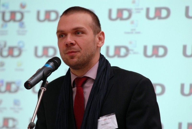 V dopoledním bloku (4.12.2012) na téma Kreativní průmysly a situace v České republice vystoupil ředitel sekce fondů Evropské unie, výzkumu a vývoje Ministerstva průmyslu a obchodu Petr Očko, Radek Špicar, viceprezident Svazu průmyslu a dopravy České republiky nebo ředitel pro vnější vztahy Škoda Auto Michal Kadera. Odpolední blok patřil praktickým příkladům s příspěvky Stanislava Hosnedla, profesora Fakulty strojní ZČU, Heleny Koenigsmarkové, ředitelky Uměleckoprůmyslového musea v Praze a Terezy Czesany Dvořákové, ředitelky neaudiovizuálních sbírek Národního filmového archívu.