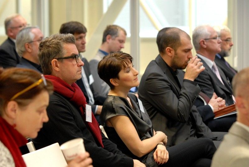 V dopoledním bloku (4.12.2012) na téma Kreativní průmysly a situace v České republice vystoupil ředitel sekce fondů Evropské unie, výzkumu a vývoje Ministerstva průmyslu a obchodu Petr Očko, Radek Špicar, viceprezident Svazu průmyslu a dopravy České republiky nebo ředitel pro vnější vztahy Škoda Auto Michal Kadera. Odpolední blok patřil praktickým příkladům s příspěvky Stanislava Hosnedla, profesora Fakulty strojní ZČU, Heleny Koenigsmarkové, ředitelky Uměleckoprůmyslového musea v Praze a Terezy Czesany Dvořákové, ředitelky neaudiovizuálních sbírek Národního filmového archívu.