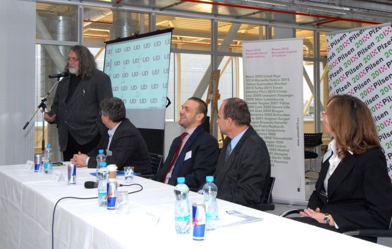 V dopoledním bloku (4.12.2012) na téma Kreativní průmysly a situace v České republice vystoupil ředitel sekce fondů Evropské unie, výzkumu a vývoje Ministerstva průmyslu a obchodu Petr Očko, Radek Špicar, viceprezident Svazu průmyslu a dopravy České republiky nebo ředitel pro vnější vztahy Škoda Auto Michal Kadera. Odpolední blok patřil praktickým příkladům s příspěvky Stanislava Hosnedla, profesora Fakulty strojní ZČU, Heleny Koenigsmarkové, ředitelky Uměleckoprůmyslového musea v Praze a Terezy Czesany Dvořákové, ředitelky neaudiovizuálních sbírek Národního filmového archívu.