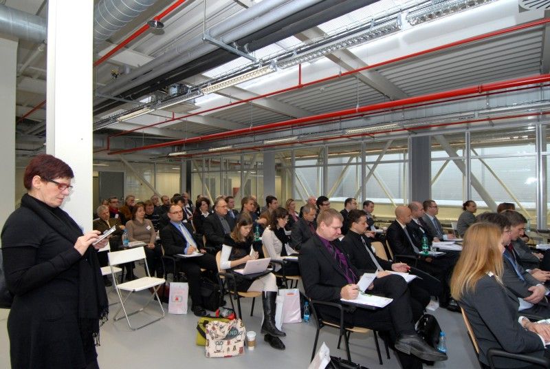 V dopoledním bloku (4.12.2012) na téma Kreativní průmysly a situace v České republice vystoupil ředitel sekce fondů Evropské unie, výzkumu a vývoje Ministerstva průmyslu a obchodu Petr Očko, Radek Špicar, viceprezident Svazu průmyslu a dopravy České republiky nebo ředitel pro vnější vztahy Škoda Auto Michal Kadera. Odpolední blok patřil praktickým příkladům s příspěvky Stanislava Hosnedla, profesora Fakulty strojní ZČU, Heleny Koenigsmarkové, ředitelky Uměleckoprůmyslového musea v Praze a Terezy Czesany Dvořákové, ředitelky neaudiovizuálních sbírek Národního filmového archívu.