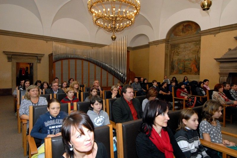 Ve středu 5. prosince 2012 se uskutečnilo v obřadní síni soutěžní klání deseti nejlepších za účasti tvůrců - dětí a zástupců jednotlivých škol. Porota ve složení primátor Martin Baxa, radní pro oblast školství, mládeže, sportu a životního prostředí Irena Rottová, vedoucí odboru školství, mládeže a tělovýchovy plzeňského magistrátu Eva Prokopová a moderátor televize ZAK Viktor Nový, který býval televizním reportérem, po zhlédnutí všech deseti reportáží rozhodla o třech nejlepších.