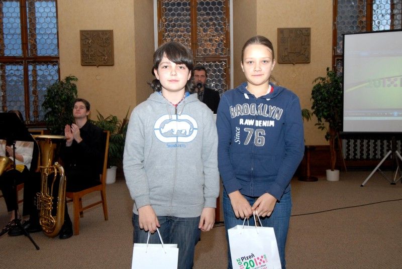 Ve středu 5. prosince 2012 se uskutečnilo v obřadní síni soutěžní klání deseti nejlepších za účasti tvůrců - dětí a zástupců jednotlivých škol. Porota ve složení primátor Martin Baxa, radní pro oblast školství, mládeže, sportu a životního prostředí Irena Rottová, vedoucí odboru školství, mládeže a tělovýchovy plzeňského magistrátu Eva Prokopová a moderátor televize ZAK Viktor Nový, který býval televizním reportérem, po zhlédnutí všech deseti reportáží rozhodla o třech nejlepších.