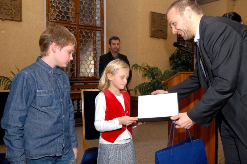 Ve středu 5. prosince 2012 se uskutečnilo v obřadní síni soutěžní klání deseti nejlepších za účasti tvůrců - dětí a zástupců jednotlivých škol. Porota ve složení primátor Martin Baxa, radní pro oblast školství, mládeže, sportu a životního prostředí Irena Rottová, vedoucí odboru školství, mládeže a tělovýchovy plzeňského magistrátu Eva Prokopová a moderátor televize ZAK Viktor Nový, který býval televizním reportérem, po zhlédnutí všech deseti reportáží rozhodla o třech nejlepších.