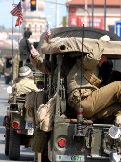 Přehlídka amerických historických vojenských vozidel a současné vojenské techniky Armády ČR