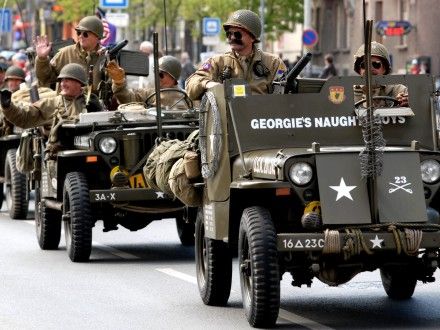 Přehlídka amerických historických vojenských vozidel a současné vojenské techniky Armády ČR