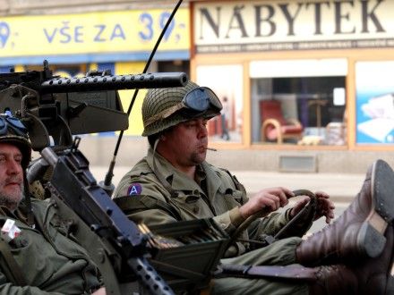 Přehlídka amerických historických vojenských vozidel a současné vojenské techniky Armády ČR