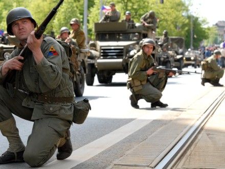Přehlídka amerických historických vojenských vozidel a současné vojenské techniky Armády ČR