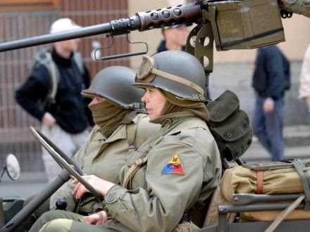 Přehlídka amerických historických vojenských vozidel a současné vojenské techniky Armády ČR