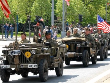 Přehlídka amerických historických vojenských vozidel a současné vojenské techniky Armády ČR