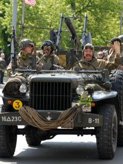 Přehlídka amerických historických vojenských vozidel a současné vojenské techniky Armády ČR