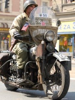 Přehlídka amerických historických vojenských vozidel a současné vojenské techniky Armády ČR