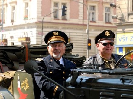 Přehlídka amerických historických vojenských vozidel a současné vojenské techniky Armády ČR