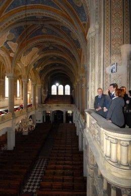 V doprovodu primátora Martina Baxy a náměstkyně Evy Herinkové si se zájmem prohlédl americký velvyslanec Norman Eisen při své první návštěvě Plzně Velkou synagogu, druhou největší v Evropě a třetí největší na světě, jejíž základní kámen byl položen 2. prosince 1888. Stranou nezůstala ani Stará synagoga, která byla postavena v letech 1858 – 1859.