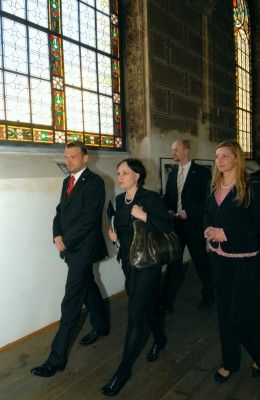 V doprovodu primátora Martina Baxy a náměstkyně Evy Herinkové si se zájmem prohlédl americký velvyslanec Norman Eisen při své první návštěvě Plzně Velkou synagogu, druhou největší v Evropě a třetí největší na světě, jejíž základní kámen byl položen 2. prosince 1888. Stranou nezůstala ani Stará synagoga, která byla postavena v letech 1858 – 1859.