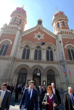 V doprovodu primátora Martina Baxy a náměstkyně Evy Herinkové si se zájmem prohlédl americký velvyslanec Norman Eisen při své první návštěvě Plzně Velkou synagogu, druhou největší v Evropě a třetí největší na světě, jejíž základní kámen byl položen 2. prosince 1888. Stranou nezůstala ani Stará synagoga, která byla postavena v letech 1858 – 1859.