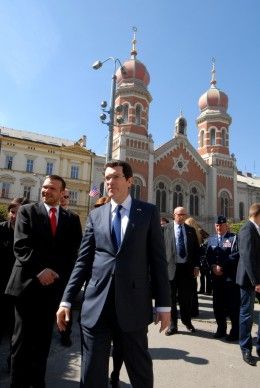 V doprovodu primátora Martina Baxy a náměstkyně Evy Herinkové si se zájmem prohlédl americký velvyslanec Norman Eisen při své první návštěvě Plzně Velkou synagogu, druhou největší v Evropě a třetí největší na světě, jejíž základní kámen byl položen 2. prosince 1888. Stranou nezůstala ani Stará synagoga, která byla postavena v letech 1858 – 1859.