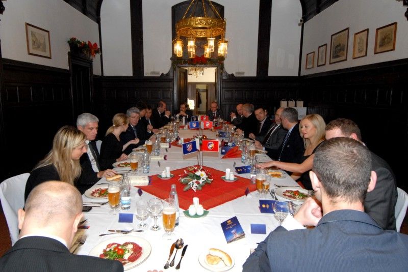 Setkání u slavnostního oběda se uskutečnilo v den (6.12.2012) zápasu obou klubů v základní skupině Evropské ligy.