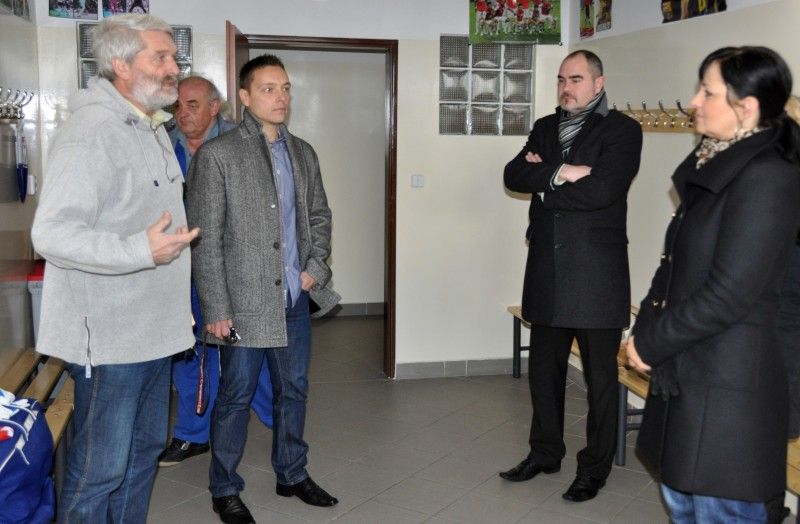 Zájem žáků navštěvovat školu se sportovním zaměřením je podle ředitele rok od roku větší, jen chybí finanční prostředky na rozšíření tříd. „Iniciativu vítám a jsem ráda, že zájem dětí o sportování v dnešní počítačové době roste. Finanční situace ale není jednoduchá,“ konstatovala radní pro oblast školství, mládeže, sportu a životního prostředí Irena Rottová, která si nové prostory společně s náměstkem Martinem Zrzaveckým prohlédla mezi prvními.(foto: Z. Kubalová, 6.12.2012)