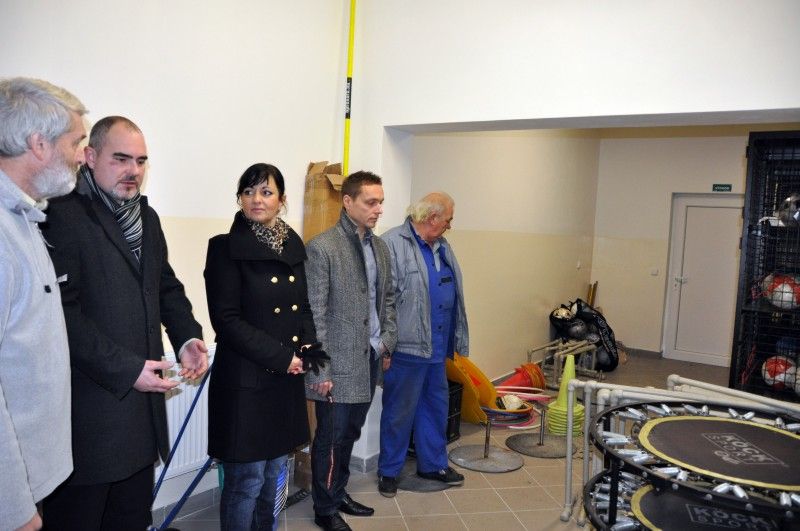 Zájem žáků navštěvovat školu se sportovním zaměřením je podle ředitele rok od roku větší, jen chybí finanční prostředky na rozšíření tříd. „Iniciativu vítám a jsem ráda, že zájem dětí o sportování v dnešní počítačové době roste. Finanční situace ale není jednoduchá,“ konstatovala radní pro oblast školství, mládeže, sportu a životního prostředí Irena Rottová, která si nové prostory společně s náměstkem Martinem Zrzaveckým prohlédla mezi prvními.(foto: Z. Kubalová, 6.12.2012)