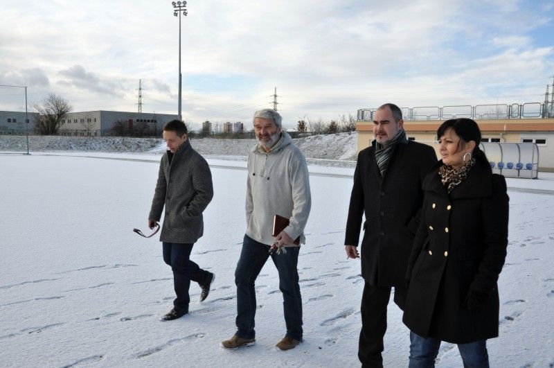 Zájem žáků navštěvovat školu se sportovním zaměřením je podle ředitele rok od roku větší, jen chybí finanční prostředky na rozšíření tříd. „Iniciativu vítám a jsem ráda, že zájem dětí o sportování v dnešní počítačové době roste. Finanční situace ale není jednoduchá,“ konstatovala radní pro oblast školství, mládeže, sportu a životního prostředí Irena Rottová, která si nové prostory společně s náměstkem Martinem Zrzaveckým prohlédla mezi prvními.(foto: Z. Kubalová, 6.12.2012)