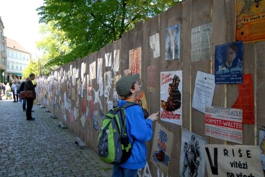 Do roku 1945 se vrátila Proluka v Křižíkových sadech. Atmosféru dokresluje „oživlá ulice“ s trafikou a zdí s plakáty z protektorátu, kde je možné potkat autenticky oděné civilisty. Spřátelené kluby vojenské historie, KVH Tommy and Yankee o.s., Indianhead Club Pilsen a Pilsen Liberation – May 1945 o.s., připravily také tematicky laděné scénky a o sobotním večeru dobovou tancovačku a jazzový koncert v nedaleké kavárně.