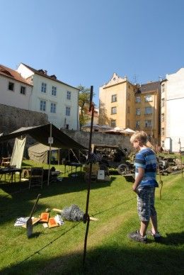 Do roku 1945 se vrátila Proluka v Křižíkových sadech. Atmosféru dokresluje „oživlá ulice“ s trafikou a zdí s plakáty z protektorátu, kde je možné potkat autenticky oděné civilisty. Spřátelené kluby vojenské historie, KVH Tommy and Yankee o.s., Indianhead Club Pilsen a Pilsen Liberation – May 1945 o.s., připravily také tematicky laděné scénky a o sobotním večeru dobovou tancovačku a jazzový koncert v nedaleké kavárně.