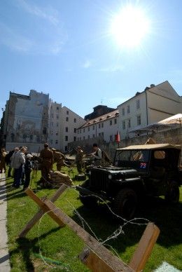 Do roku 1945 se vrátila Proluka v Křižíkových sadech. Atmosféru dokresluje „oživlá ulice“ s trafikou a zdí s plakáty z protektorátu, kde je možné potkat autenticky oděné civilisty. Spřátelené kluby vojenské historie, KVH Tommy and Yankee o.s., Indianhead Club Pilsen a Pilsen Liberation – May 1945 o.s., připravily také tematicky laděné scénky a o sobotním večeru dobovou tancovačku a jazzový koncert v nedaleké kavárně.