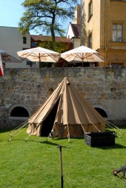 Do roku 1945 se vrátila Proluka v Křižíkových sadech. Atmosféru dokresluje „oživlá ulice“ s trafikou a zdí s plakáty z protektorátu, kde je možné potkat autenticky oděné civilisty. Spřátelené kluby vojenské historie, KVH Tommy and Yankee o.s., Indianhead Club Pilsen a Pilsen Liberation – May 1945 o.s., připravily také tematicky laděné scénky a o sobotním večeru dobovou tancovačku a jazzový koncert v nedaleké kavárně.