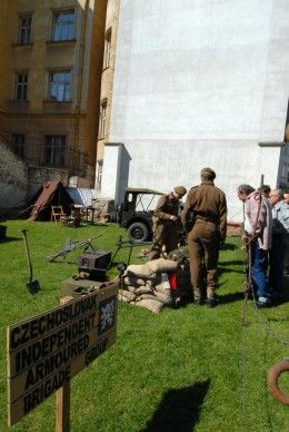 Do roku 1945 se vrátila Proluka v Křižíkových sadech. Atmosféru dokresluje „oživlá ulice“ s trafikou a zdí s plakáty z protektorátu, kde je možné potkat autenticky oděné civilisty. Spřátelené kluby vojenské historie, KVH Tommy and Yankee o.s., Indianhead Club Pilsen a Pilsen Liberation – May 1945 o.s., připravily také tematicky laděné scénky a o sobotním večeru dobovou tancovačku a jazzový koncert v nedaleké kavárně.