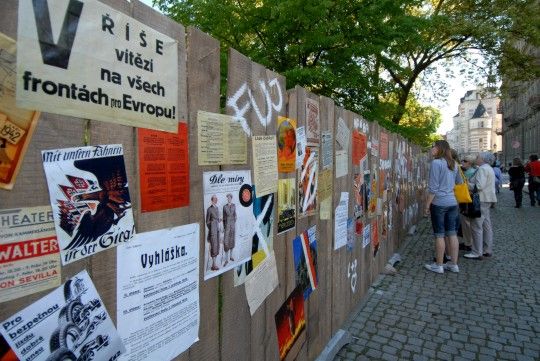 Do roku 1945 se vrátila Proluka v Křižíkových sadech. Atmosféru dokresluje „oživlá ulice“ s trafikou a zdí s plakáty z protektorátu, kde je možné potkat autenticky oděné civilisty. Spřátelené kluby vojenské historie, KVH Tommy and Yankee o.s., Indianhead Club Pilsen a Pilsen Liberation – May 1945 o.s., připravily také tematicky laděné scénky a o sobotním večeru dobovou tancovačku a jazzový koncert v nedaleké kavárně.