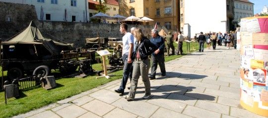 Do roku 1945 se vrátila Proluka v Křižíkových sadech. Atmosféru dokresluje „oživlá ulice“ s trafikou a zdí s plakáty z protektorátu, kde je možné potkat autenticky oděné civilisty. Spřátelené kluby vojenské historie, KVH Tommy and Yankee o.s., Indianhead Club Pilsen a Pilsen Liberation – May 1945 o.s., připravily také tematicky laděné scénky a o sobotním večeru dobovou tancovačku a jazzový koncert v nedaleké kavárně.