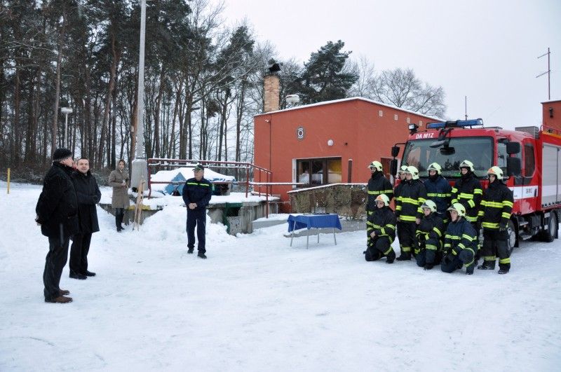 Klíčky od nových dopravních automobilů předal ve středu 12. prosince 2012 primátor Martin Baxa velitelům dvou jednotek sboru dobrovolných hasičů z Bílé Hory a Doubravky. Auto značky Renault Midlum, každé v hodnotě zhruba 2,3 milionu korun, zvýší podle vedoucího odboru krizového řízení magistrátu Petra Lišky akceschopnost a možnost jednotek zasahovat plnohodnotně například při povodni nebo jiné živelní pohromě na více místech současně. (foto: Z. Kubalová)