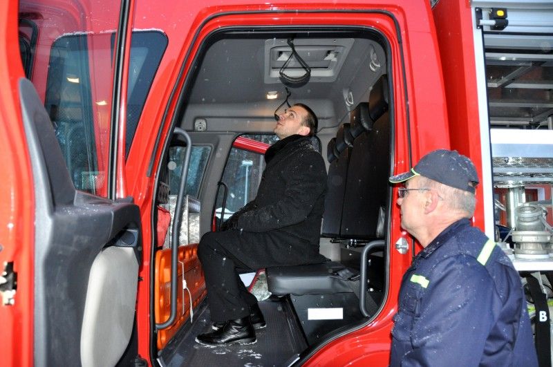 Klíčky od nových dopravních automobilů předal ve středu 12. prosince 2012 primátor Martin Baxa velitelům dvou jednotek sboru dobrovolných hasičů z Bílé Hory a Doubravky. Auto značky Renault Midlum, každé v hodnotě zhruba 2,3 milionu korun, zvýší podle vedoucího odboru krizového řízení magistrátu Petra Lišky akceschopnost a možnost jednotek zasahovat plnohodnotně například při povodni nebo jiné živelní pohromě na více místech současně. (foto: Z. Kubalová)