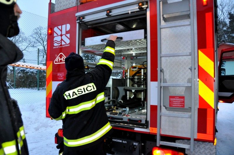 Klíčky od nových dopravních automobilů předal ve středu 12. prosince 2012 primátor Martin Baxa velitelům dvou jednotek sboru dobrovolných hasičů z Bílé Hory a Doubravky. Auto značky Renault Midlum, každé v hodnotě zhruba 2,3 milionu korun, zvýší podle vedoucího odboru krizového řízení magistrátu Petra Lišky akceschopnost a možnost jednotek zasahovat plnohodnotně například při povodni nebo jiné živelní pohromě na více místech současně. (foto: Z. Kubalová)