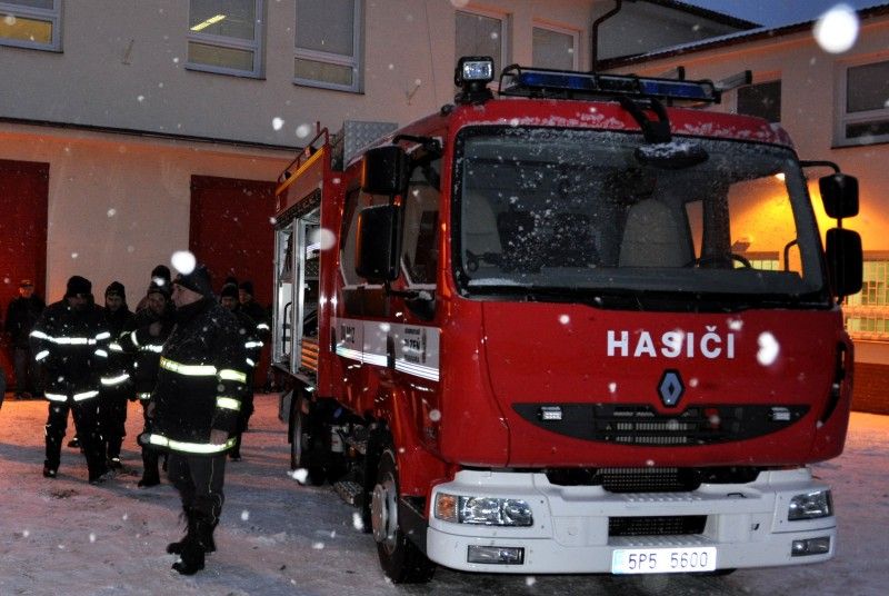 Klíčky od nových dopravních automobilů předal ve středu 12. prosince 2012 primátor Martin Baxa velitelům dvou jednotek sboru dobrovolných hasičů z Bílé Hory a Doubravky. Auto značky Renault Midlum, každé v hodnotě zhruba 2,3 milionu korun, zvýší podle vedoucího odboru krizového řízení magistrátu Petra Lišky akceschopnost a možnost jednotek zasahovat plnohodnotně například při povodni nebo jiné živelní pohromě na více místech současně. (foto: Z. Kubalová)