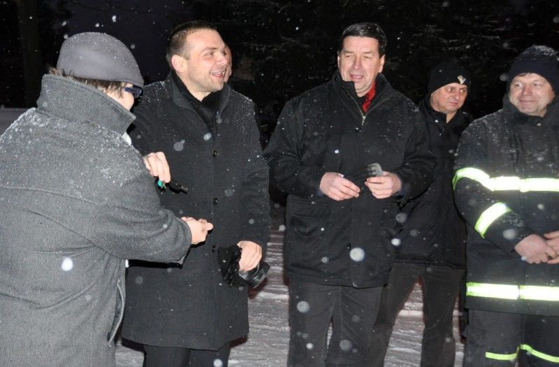 Klíčky od nových dopravních automobilů předal ve středu 12. prosince 2012 primátor Martin Baxa velitelům dvou jednotek sboru dobrovolných hasičů z Bílé Hory a Doubravky. Auto značky Renault Midlum, každé v hodnotě zhruba 2,3 milionu korun, zvýší podle vedoucího odboru krizového řízení magistrátu Petra Lišky akceschopnost a možnost jednotek zasahovat plnohodnotně například při povodni nebo jiné živelní pohromě na více místech současně. (foto: Z. Kubalová)