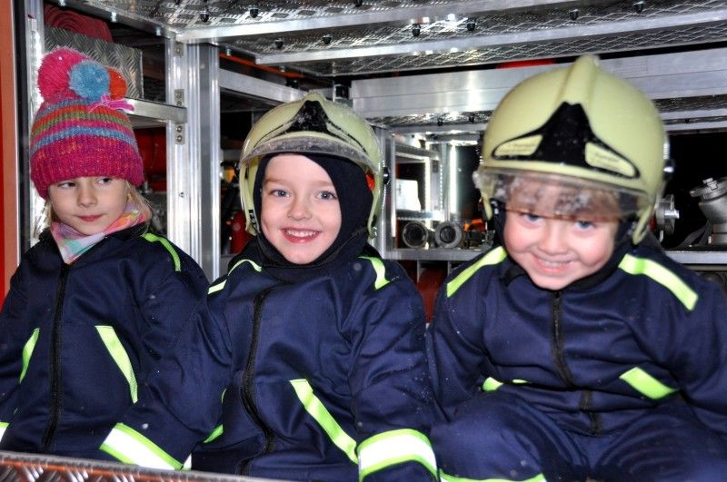 Klíčky od nových dopravních automobilů předal ve středu 12. prosince 2012 primátor Martin Baxa velitelům dvou jednotek sboru dobrovolných hasičů z Bílé Hory a Doubravky. Auto značky Renault Midlum, každé v hodnotě zhruba 2,3 milionu korun, zvýší podle vedoucího odboru krizového řízení magistrátu Petra Lišky akceschopnost a možnost jednotek zasahovat plnohodnotně například při povodni nebo jiné živelní pohromě na více místech současně. (foto: Z. Kubalová)