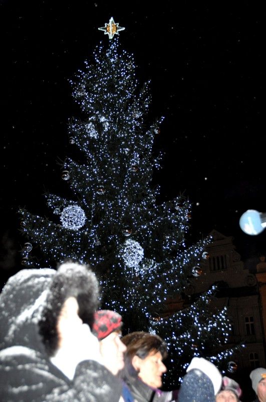 Ke 3 180 zpívajícím Plzeňanům se na náměstí Republiky (12.12.2012) a 150 dalším před slovanským městským úřadem připojil primátor Martin Baxa a náměstkyně Eva Herinková při společném zpívání koled s Českým rozhlasem Plzeň. Letos se konal popatnácté a podle organizátorů opět padl rekord v počtu zpívajících. K Plzni se připojilo další dvanáct měst regionu. (foto: Z. Kubalová)