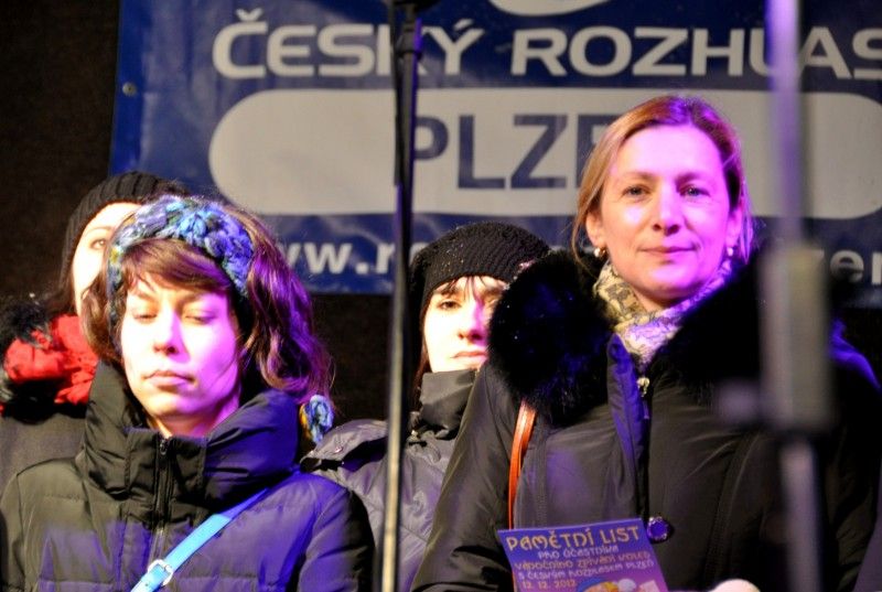 Ke 3 180 zpívajícím Plzeňanům se na náměstí Republiky (12.12.2012) a 150 dalším před slovanským městským úřadem připojil primátor Martin Baxa a náměstkyně Eva Herinková při společném zpívání koled s Českým rozhlasem Plzeň. Letos se konal popatnácté a podle organizátorů opět padl rekord v počtu zpívajících. K Plzni se připojilo další dvanáct měst regionu. (foto: Z. Kubalová)