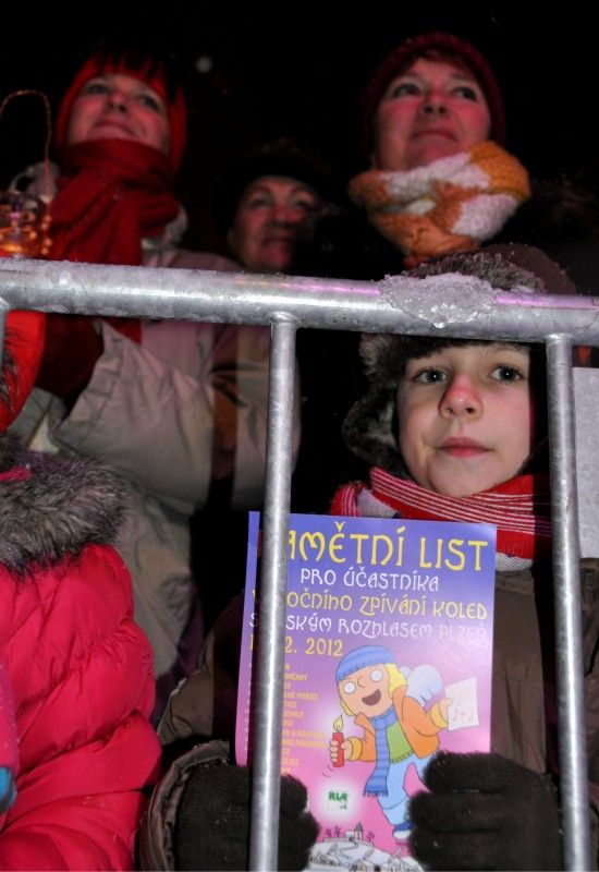 Ke 3 180 zpívajícím Plzeňanům se na náměstí Republiky (12.12.2012) a 150 dalším před slovanským městským úřadem připojil primátor Martin Baxa a náměstkyně Eva Herinková při společném zpívání koled s Českým rozhlasem Plzeň. Letos se konal popatnácté a podle organizátorů opět padl rekord v počtu zpívajících. K Plzni se připojilo další dvanáct měst regionu. (foto: Z. Kubalová)
