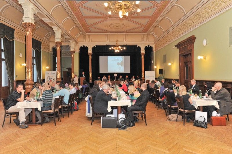 V pátek 14. prosince 2012 se v Malém sále Měšťanské besedy uskutečnila 4. celostátní konference statutárních měst věnovaná tématu integrace cizinců na úrovni samosprávy. Téměř stovka zástupců měst a obcí z celé republiky měla možnost vyslechnout si zajímavé příspěvky a absolvovat workshop věnovaný příkladům dobré praxe na poli integrace. Plzeň se prezentovala bilancí současných integračních úspěchů a budoucími záměry města v podání vedoucí odboru sociálních služeb magistrátu Aleny Hynkové. Prezentací zaměřenou na aktuální vývoj trestné činnosti páchané cizinci a na cizincích v Plzni zaujal ředitel Městského ředitelství Policie ČR plukovník Pavel Krákora a o úloze neziskového sektoru v procesu začleňování a pomoci cizincům promluvila ředitelka Kontaktního centra pro cizince v Plzni Martina Hánová. (foto: Odbor sociálních služeb MMP)