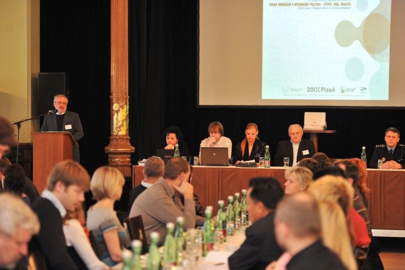 V pátek 14. prosince 2012 se v Malém sále Měšťanské besedy uskutečnila 4. celostátní konference statutárních měst věnovaná tématu integrace cizinců na úrovni samosprávy. Téměř stovka zástupců měst a obcí z celé republiky měla možnost vyslechnout si zajímavé příspěvky a absolvovat workshop věnovaný příkladům dobré praxe na poli integrace. Plzeň se prezentovala bilancí současných integračních úspěchů a budoucími záměry města v podání vedoucí odboru sociálních služeb magistrátu Aleny Hynkové. Prezentací zaměřenou na aktuální vývoj trestné činnosti páchané cizinci a na cizincích v Plzni zaujal ředitel Městského ředitelství Policie ČR plukovník Pavel Krákora a o úloze neziskového sektoru v procesu začleňování a pomoci cizincům promluvila ředitelka Kontaktního centra pro cizince v Plzni Martina Hánová. (foto: Odbor sociálních služeb MMP)